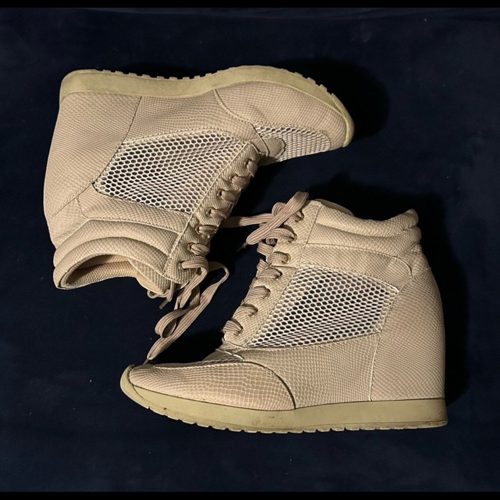 Nude/Beige wedge sneakers